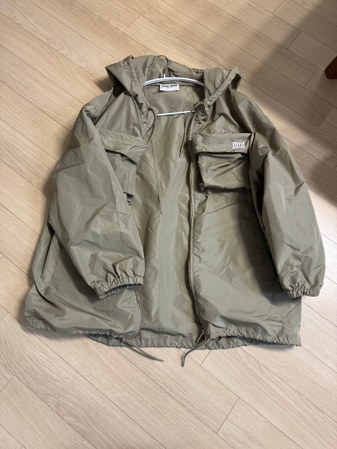 미우미우 로고 플랩포켓 후드 집업 자켓 상품이미지4