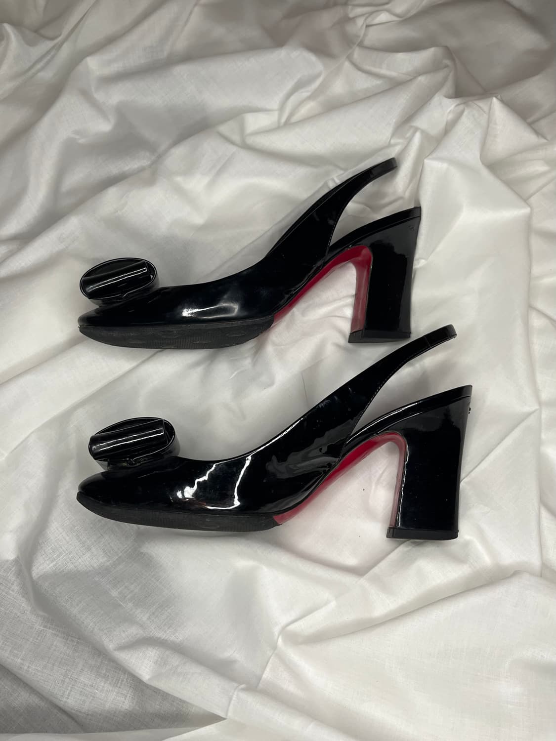 미우미우 페이턴트 레더 슬링백 힐 (블랙) 상품이미지2