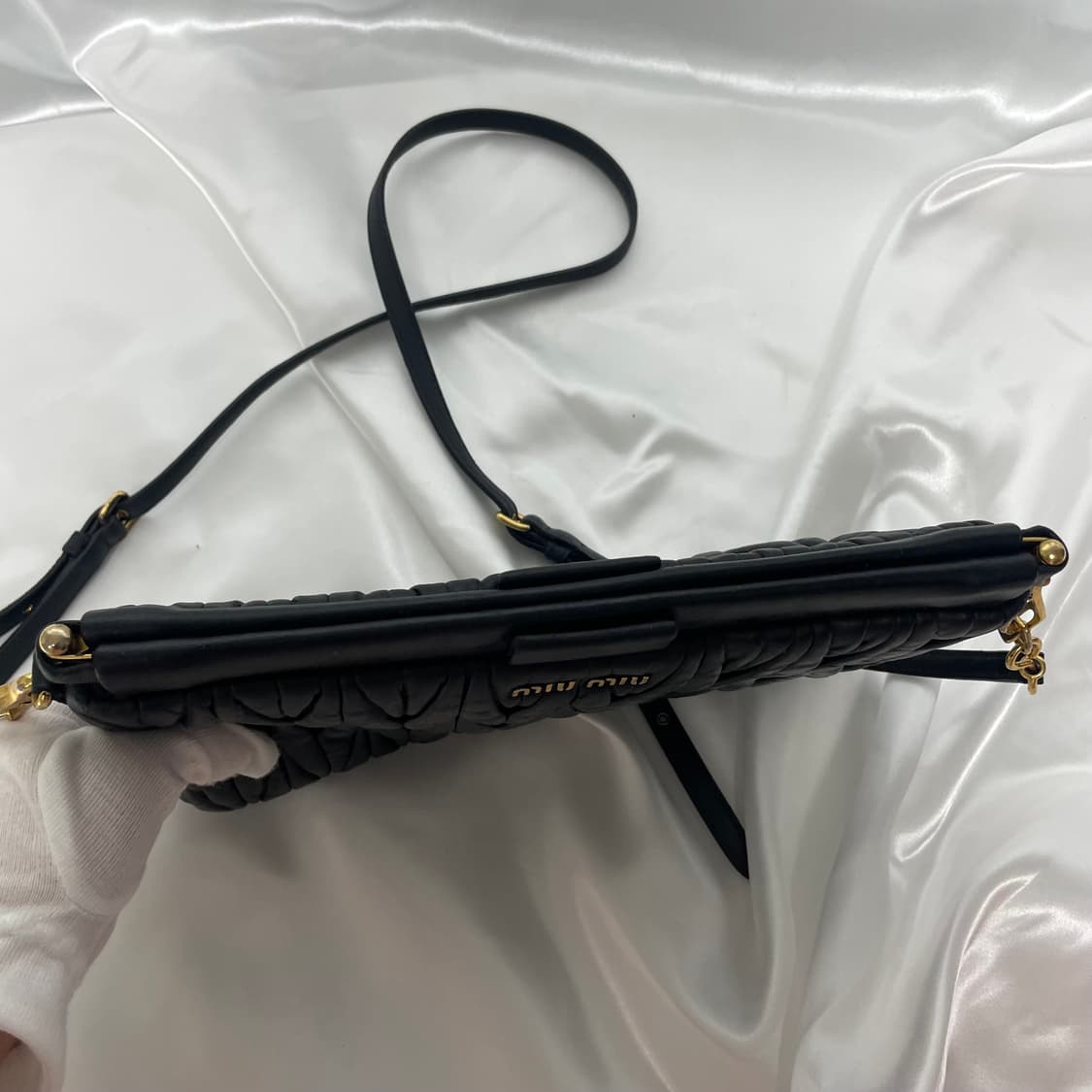 미우미우 블랙 마테라쎄 크로스백 단품 상품이미지6