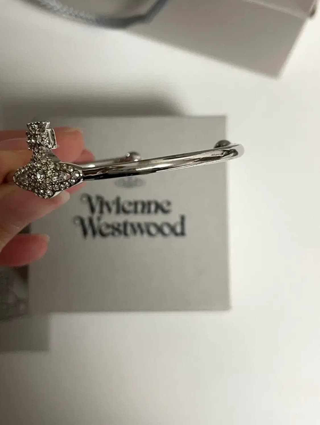 비비안웨스트우드 바스 릴리프 오픈 뱅글 팔찌 상품이미지3