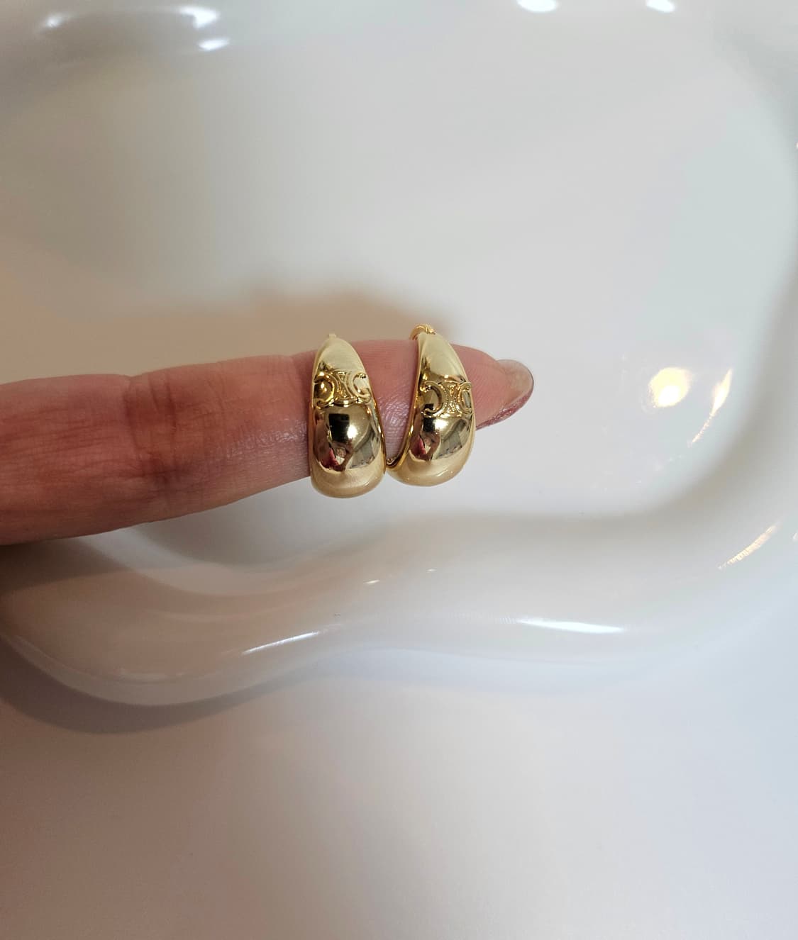 셀린느 트리오페 볼드 후프 귀걸이 금장 상품이미지3