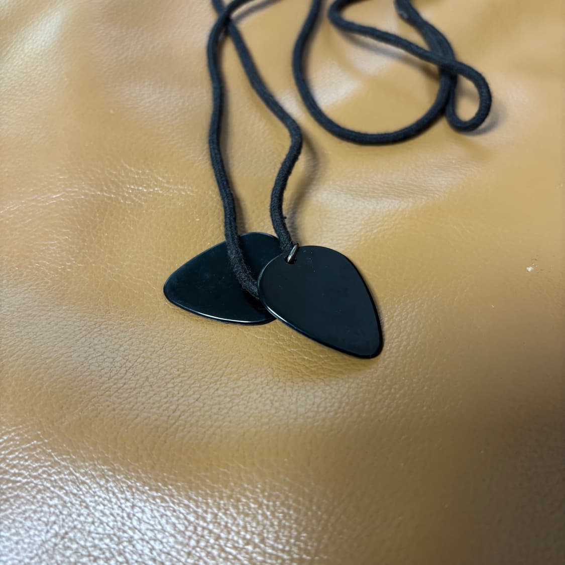 언더커버x히스테릭글레머 기타 피크 블랙 목걸이 (Black) 상품이미지4