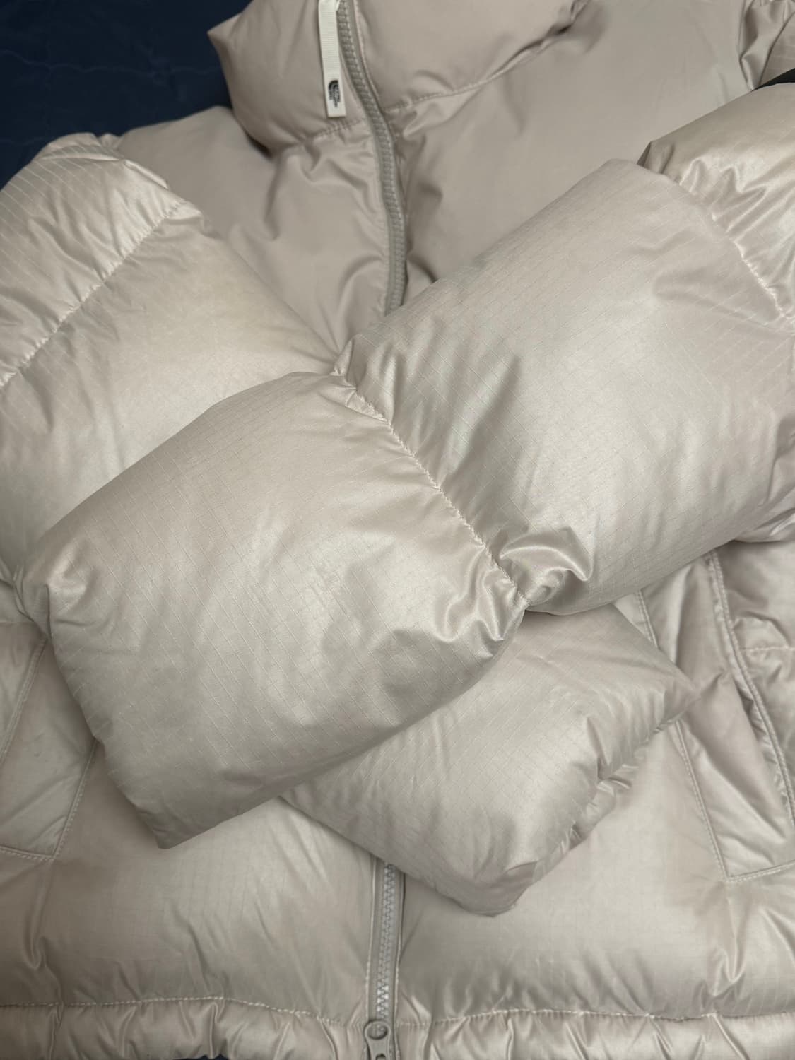 [L] 노스페이스 화이트 라벨 노벨티 눕시 다운 자켓 크림 베이지 상품이미지3