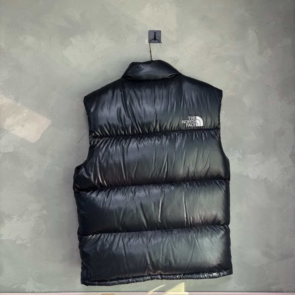 노스페이스 700 눕시 유광 구스다운 패딩 조끼 블랙 상품이미지5