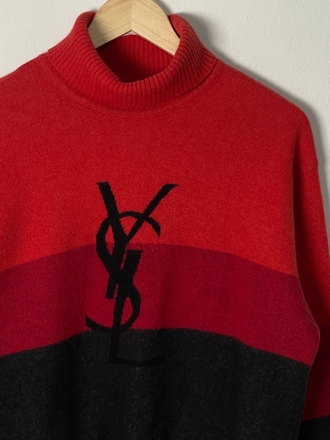 입생로랑 빅로고 목폴라 니트 상품이미지4