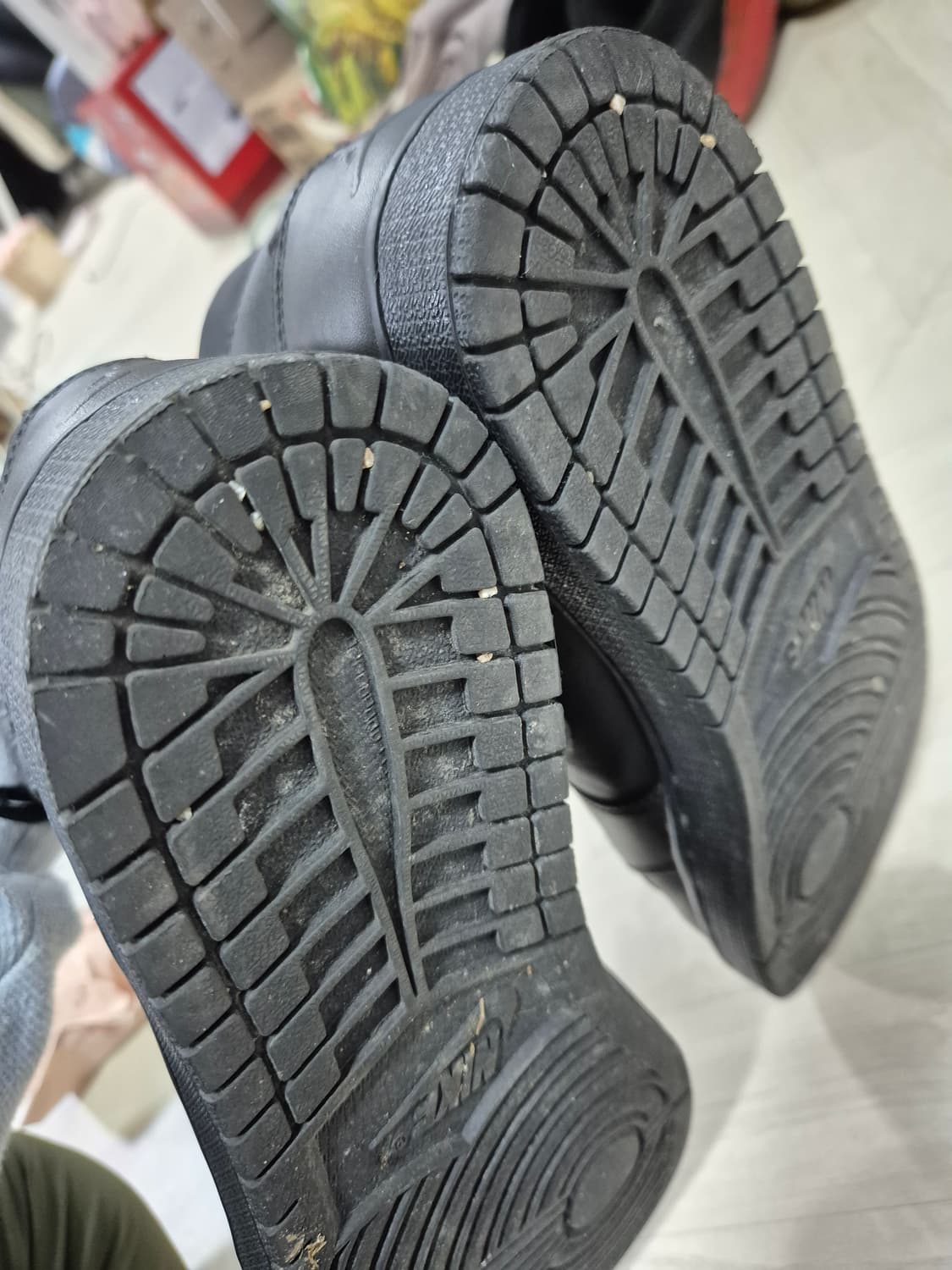 정품 나이키 에어조던1 미드 블랙 상품이미지6