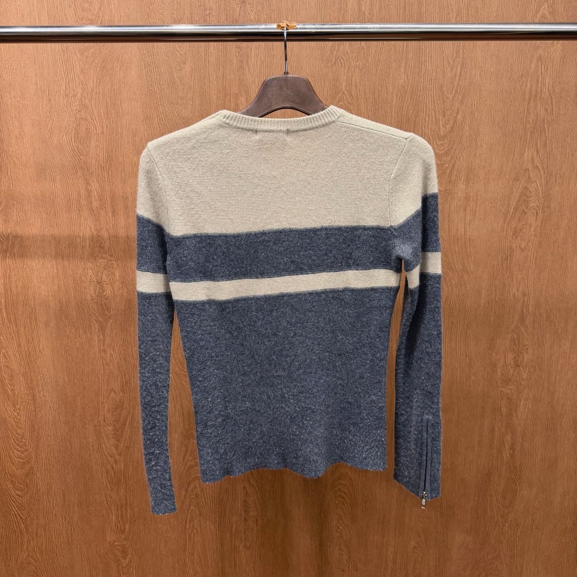 마이클코어스 라운드넥 니트 슬리브 숄더 지퍼 디테일 아이보리 그레이 상품이미지3