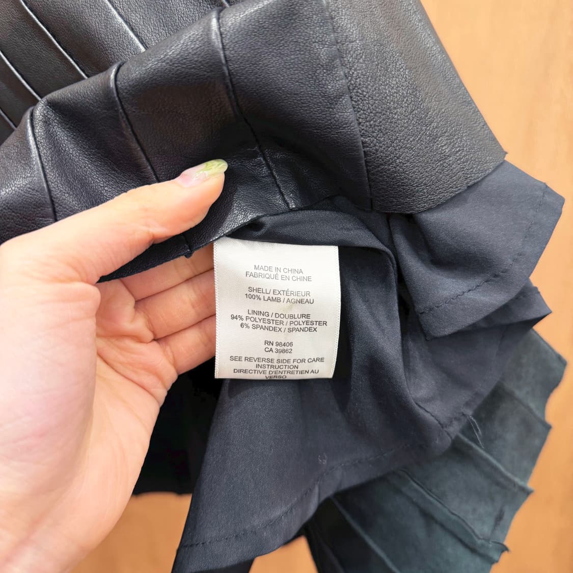 띠어리 A라인 양가죽 미니 스커트 세로 플리츠 사이드 클로징 디테일 블랙 상품이미지7