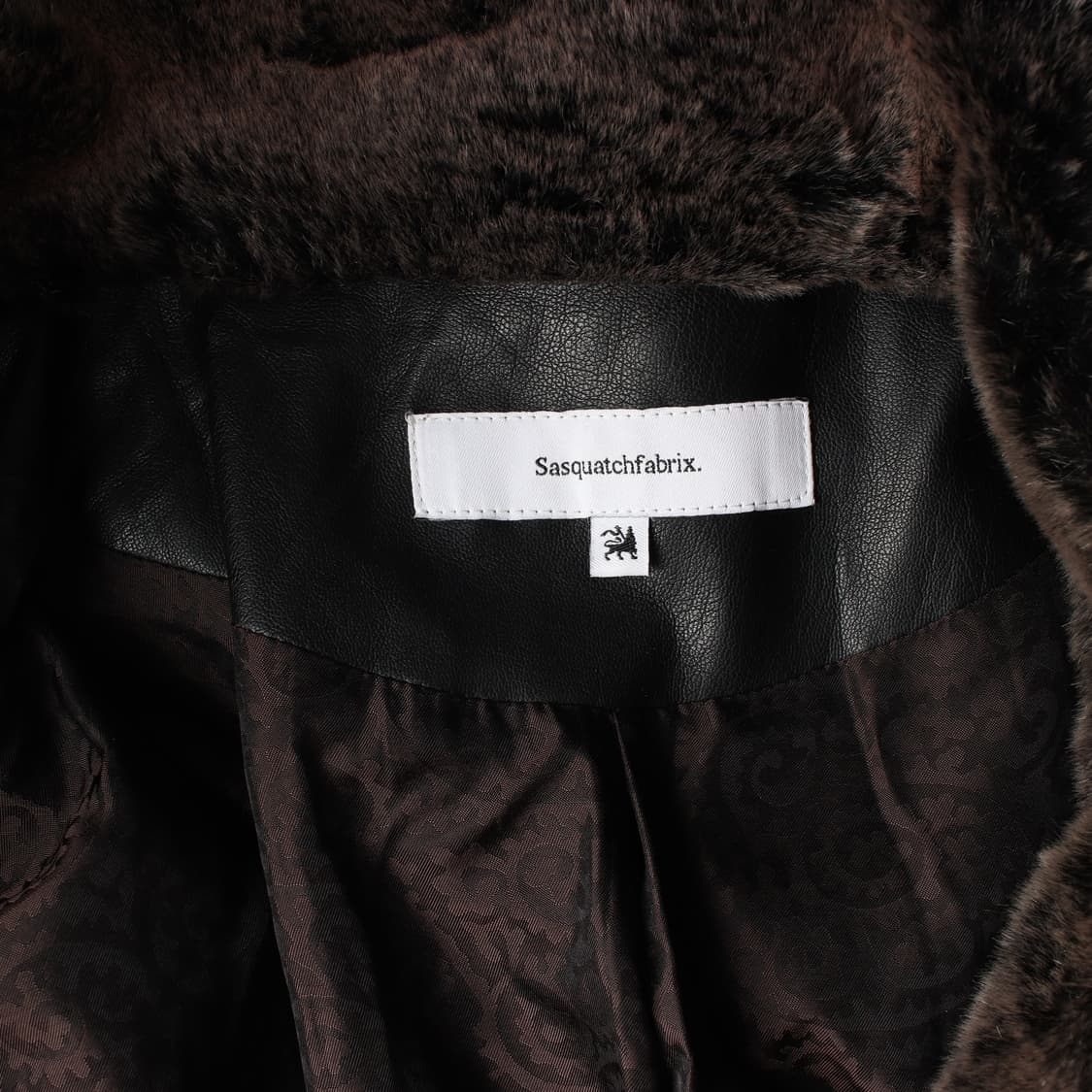 사스콰치패브릭스 더블 버튼 페이크 퍼 코트 상품이미지4