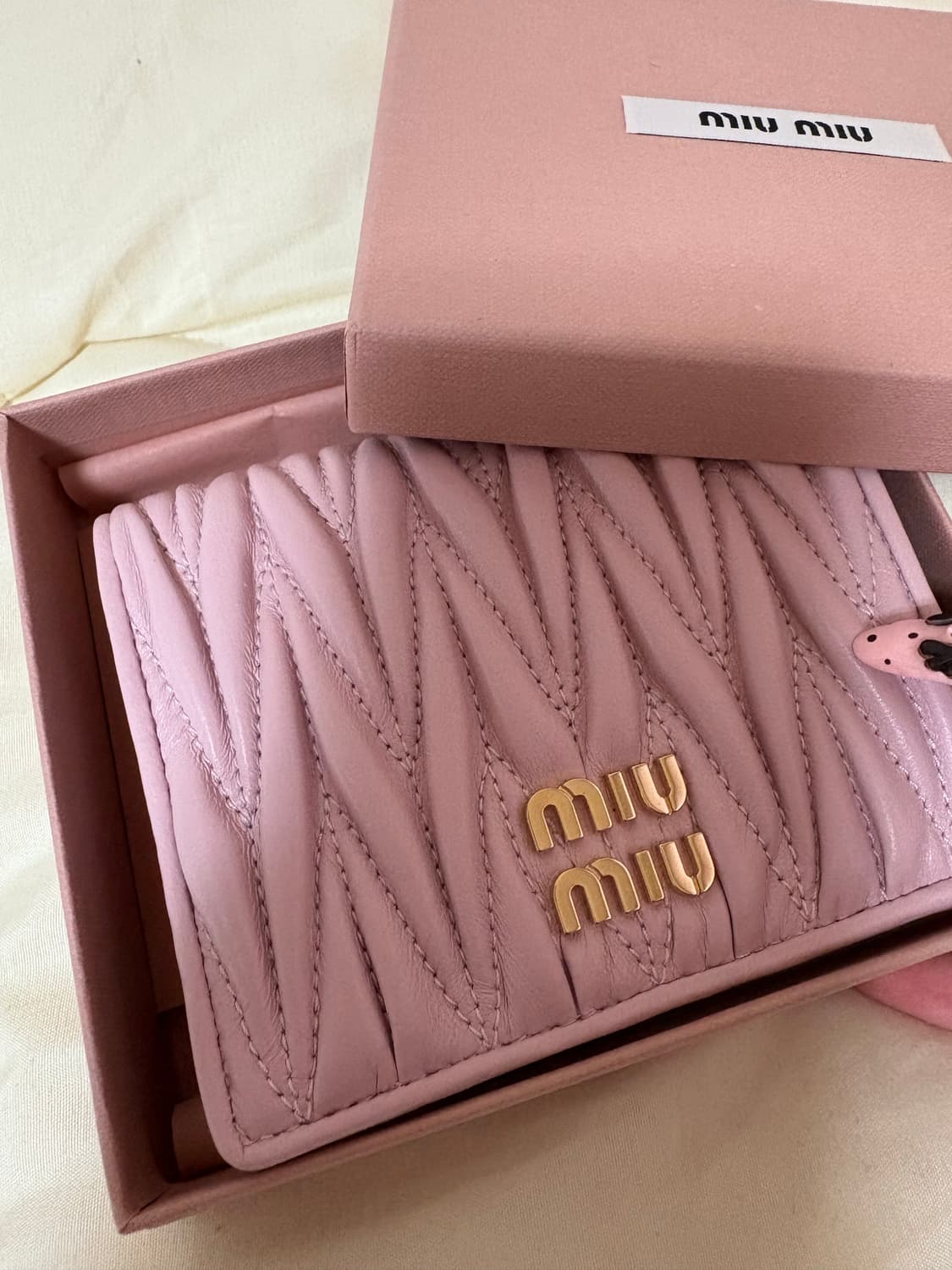 미우미우 마테라쎄 나파 가죽 반지갑 새상품 상품이미지1