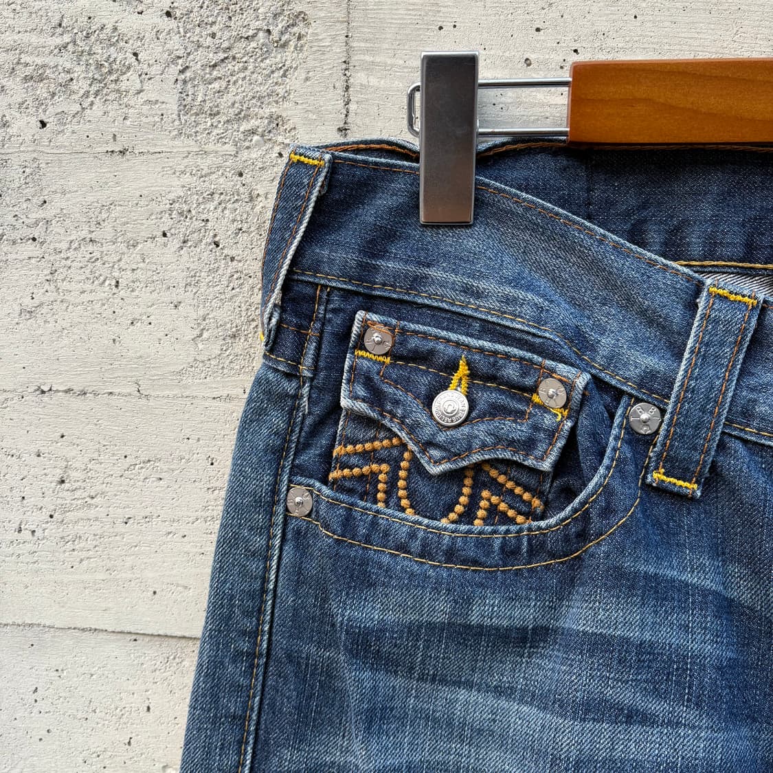 트루릴리전 실버 피라미드 스터드 데코 리키 스트레이트 레그 워시 진 상품이미지4