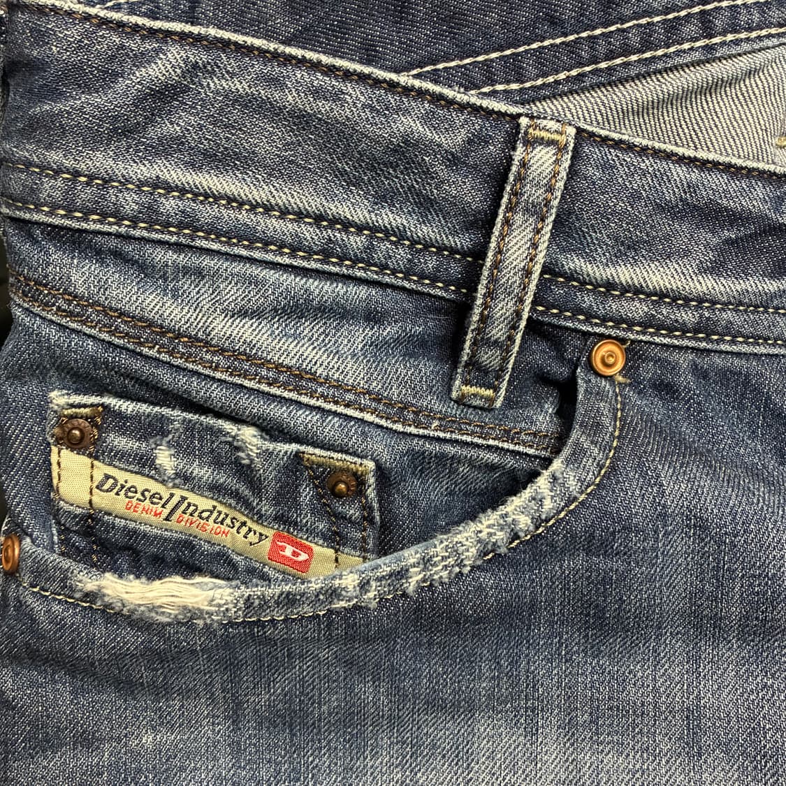 디젤 로우라이즈 데님 워시두 팬츠 스트레이트핏 상품이미지5