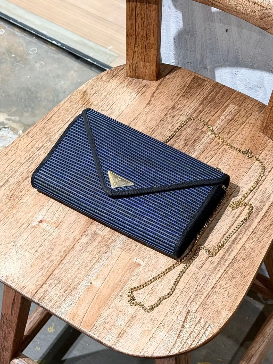 입생로랑 블루 인 텔라 네로 크로스백 상품이미지2