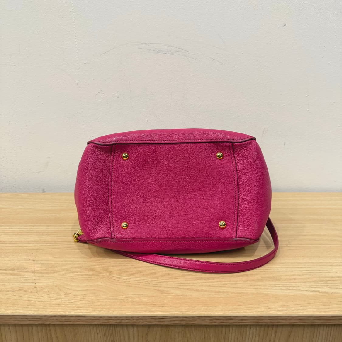 미우미우 보스턴백 비텔로 레더 골드 로고 디테일 핫핑크 상품이미지4