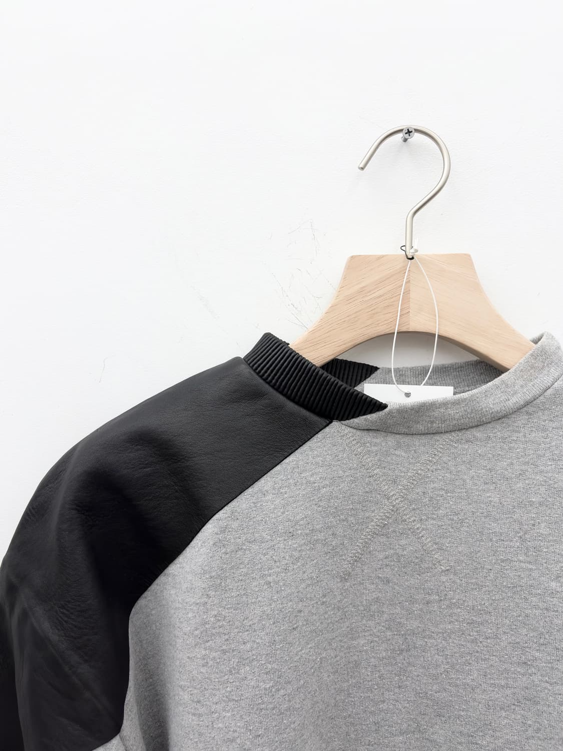 LEATHER BLOCK SWEATSHIRT 상품이미지2