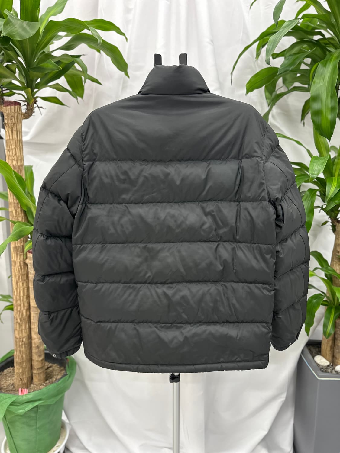 프라다 트라이앵글로고 패딩 52 블랙 상품이미지4