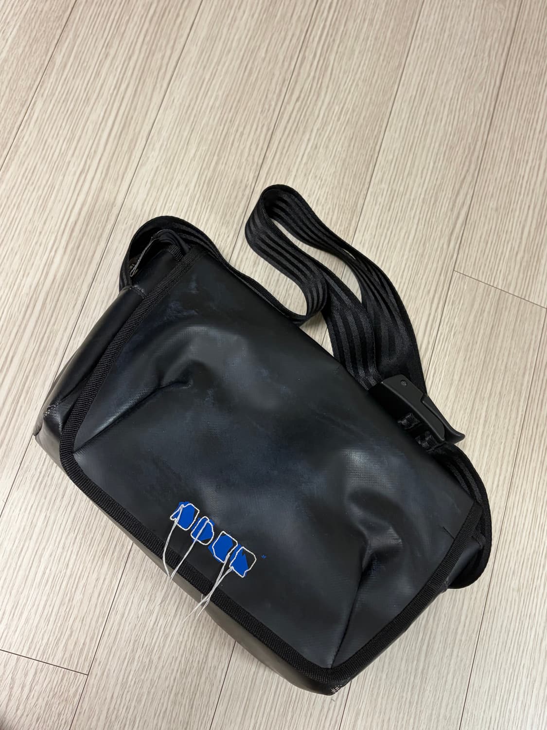 아더에러 트레이스 애드모어 크로스바디백 블랙 상품이미지2