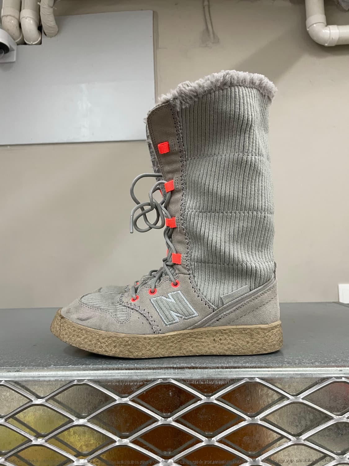 뉴발란스 니트 퍼 부츠 그레이 230 상품이미지1