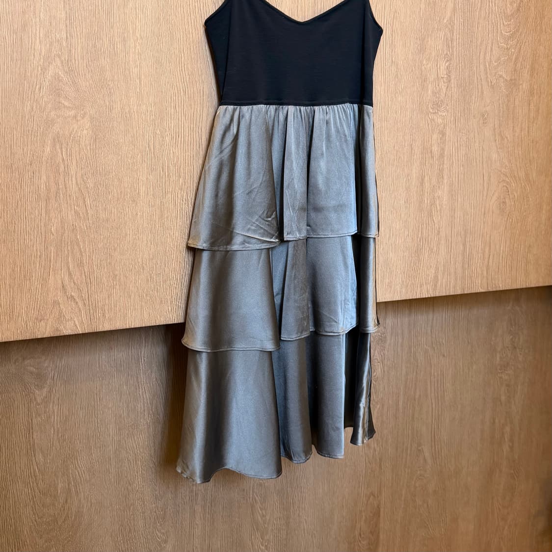 띠어리 슬리브리스 미니 원피스 러플 레이어드 디테일 블랙 카키 상품이미지8