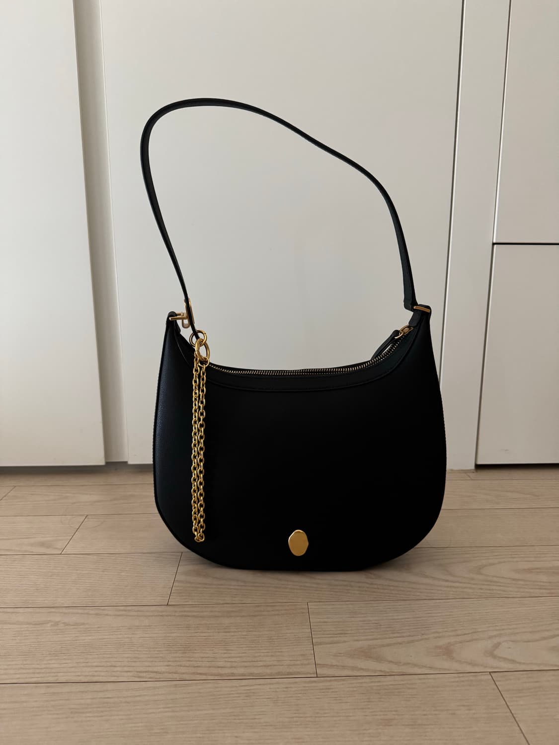 (미사용 새제품) 오스트카카 크누트 호보백 (블랙) 상품이미지5