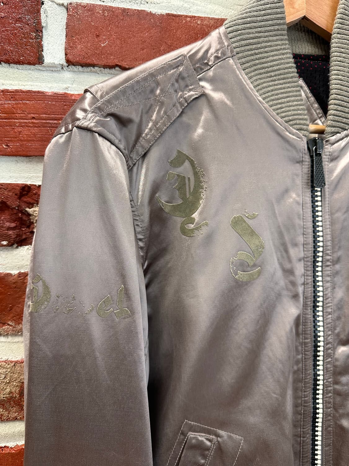 (L)90s 디젤 패치워크 유광 새틴 봄버 자켓 상품이미지5