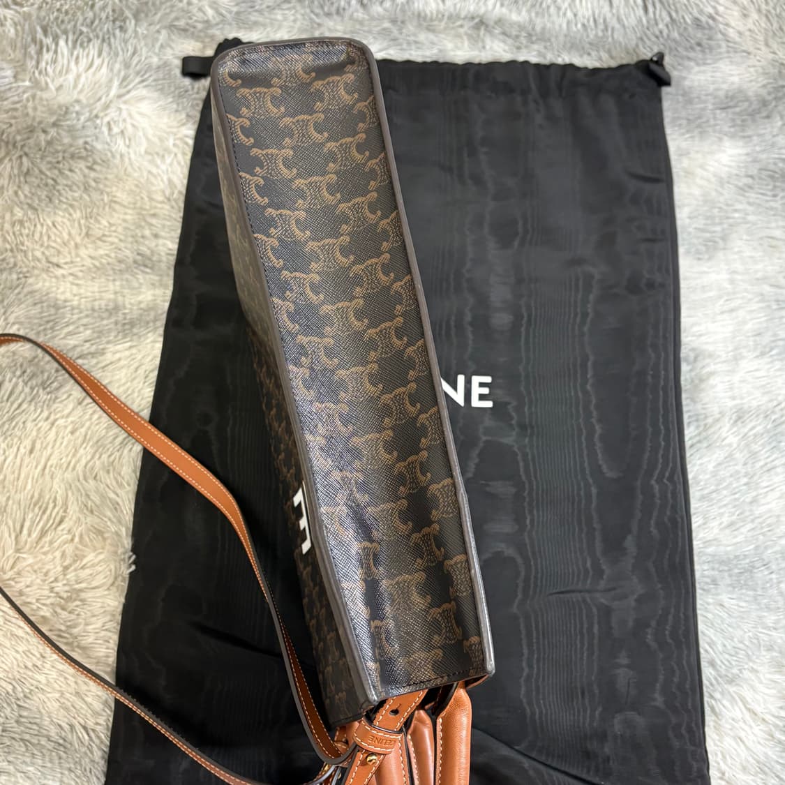 새상품급 셀린느 카바스백 스몰 블랙탄 상품이미지4