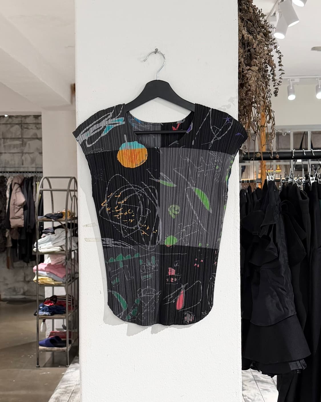 플리츠 플리즈 블랙 그래픽 슬리브리스 탑 상품이미지1