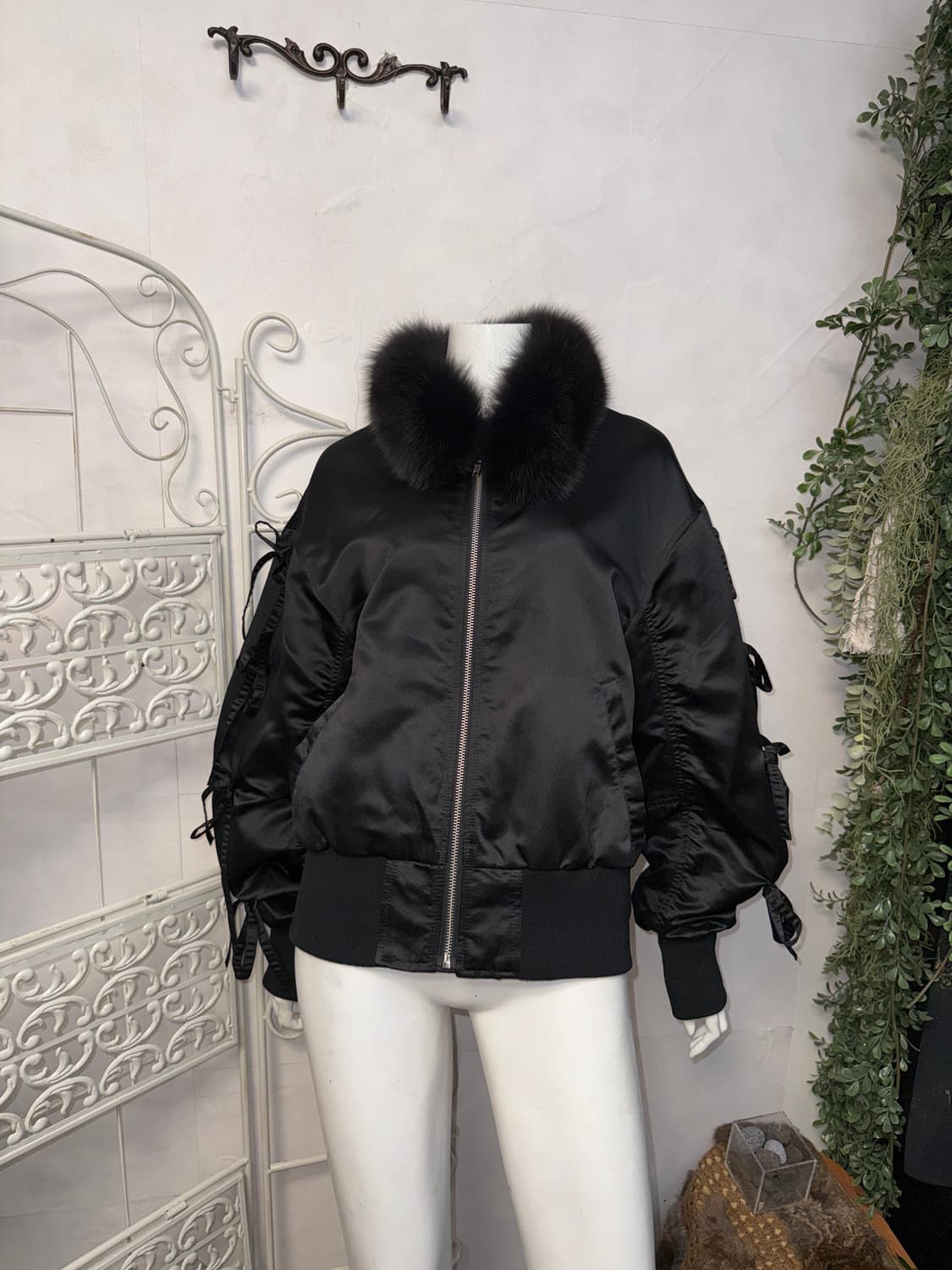 Black fur collar ribbon detail bomber 상품이미지4