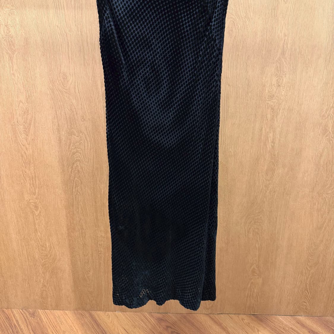 앤클라인 슬리브리스 롱 원피스 드레이프 넥 도트 벨벳 텍스처 디테일 블랙 상품이미지5