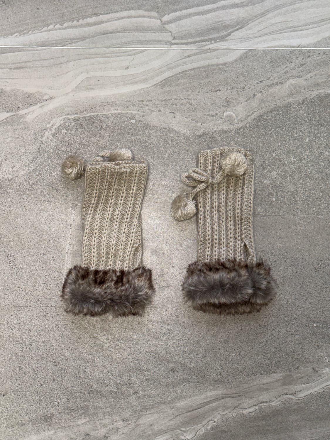 Beige fur trimming knit ball hand warmer 상품이미지1