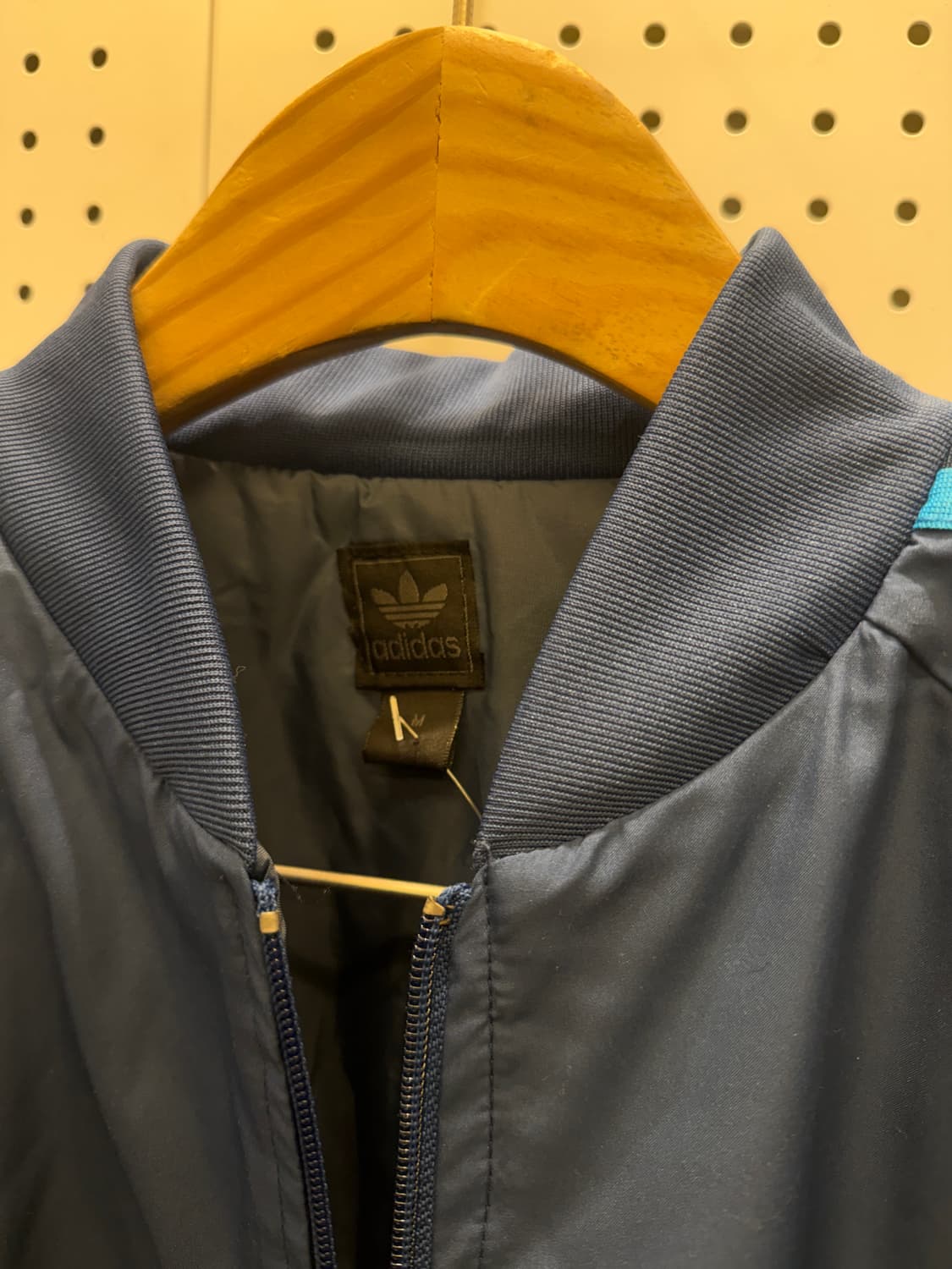아디다스 오리지널스 트레포일 백로고 패딩 봄버 자켓 U464 상품이미지5