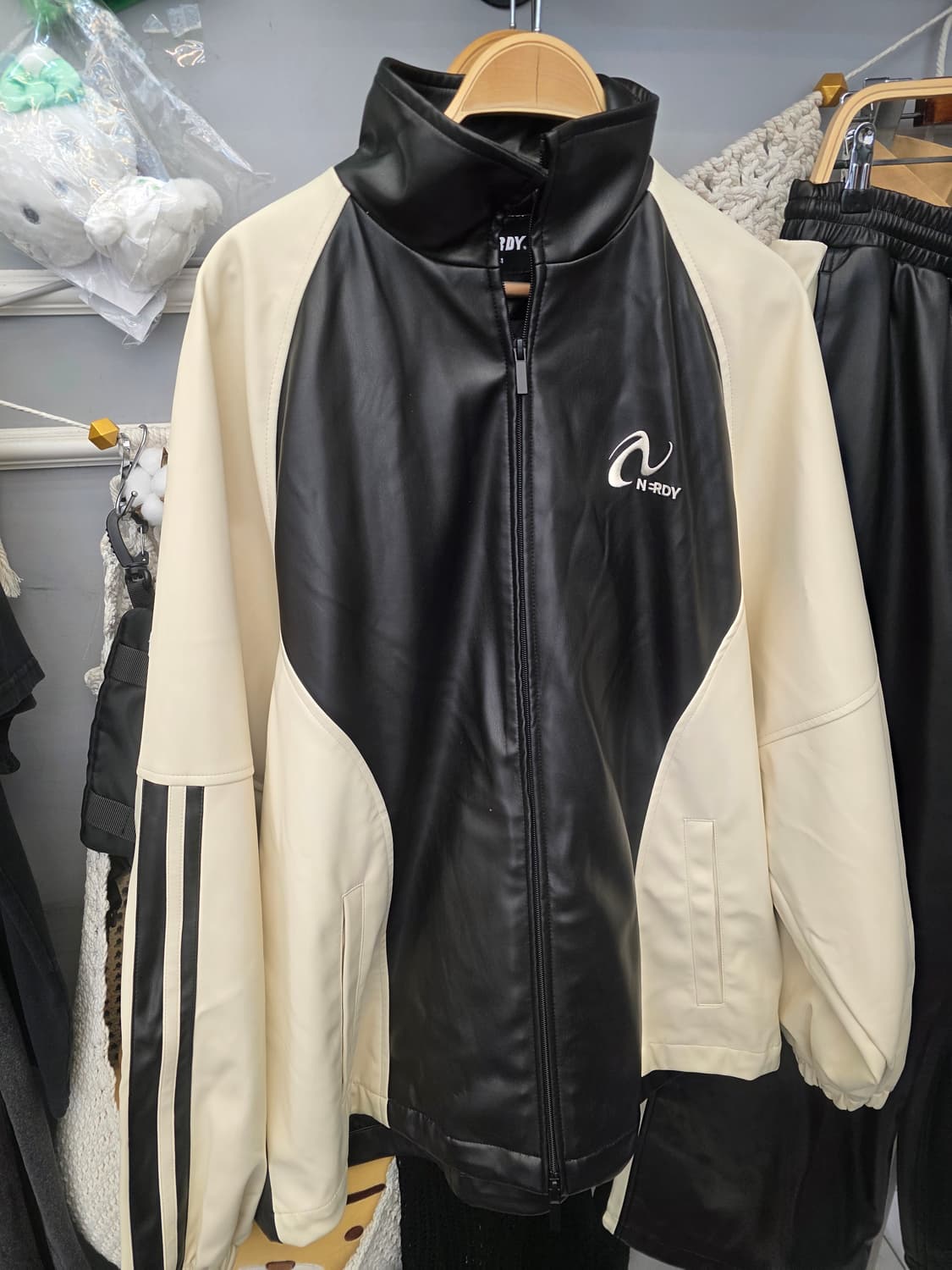 새상품)널디 에코 레더 트렉 져지 셋업 M 상품이미지3