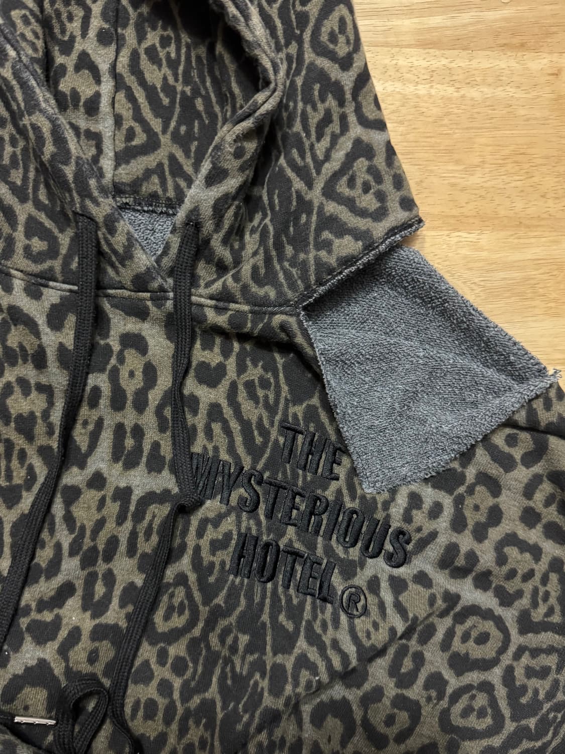 미스테리어스호텔 오프숄더 후디 레오파드 상품이미지4