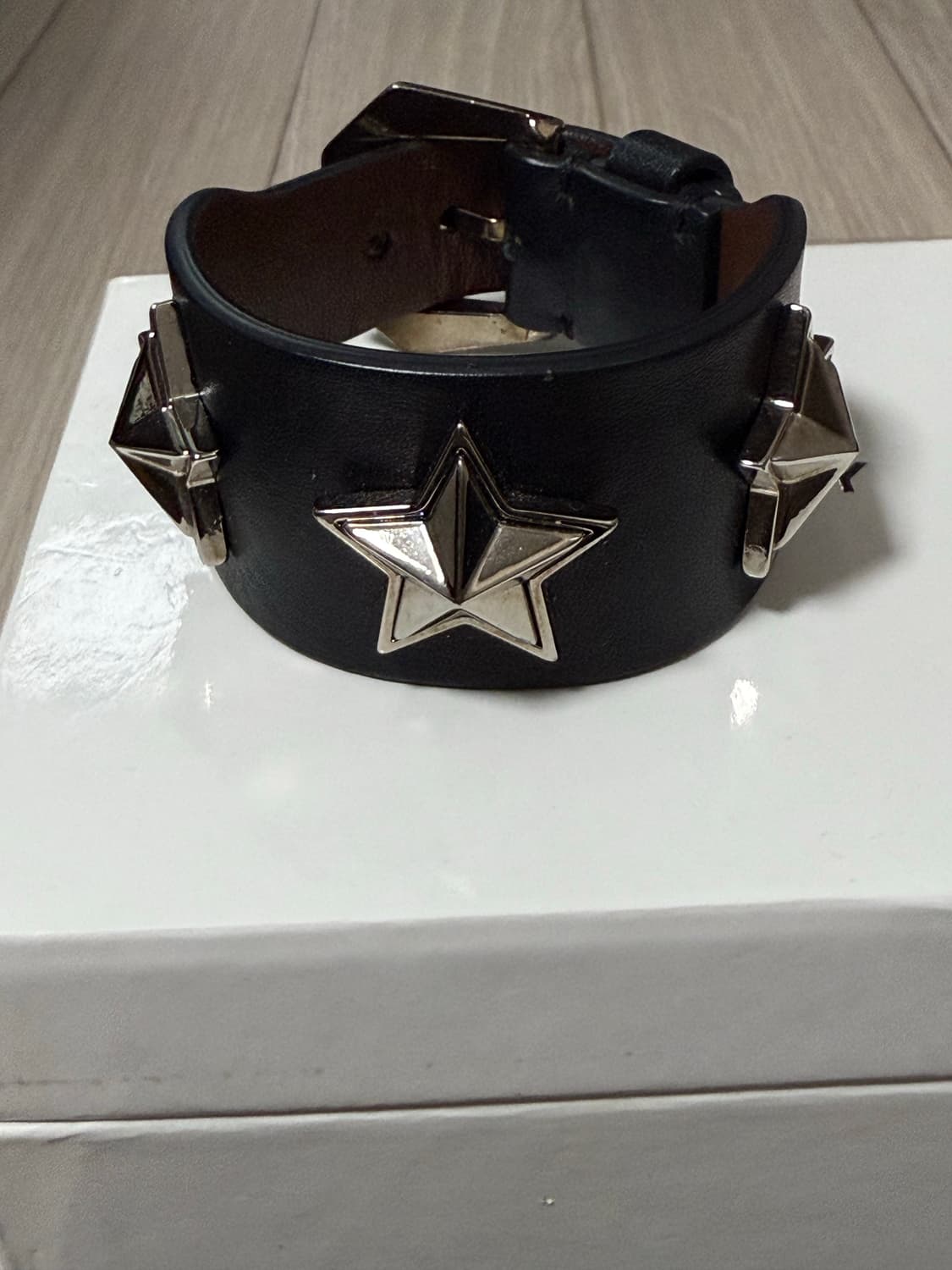 ( 남여공용) 지방시 스타스터드 카프스킨 팔찌 상품이미지3