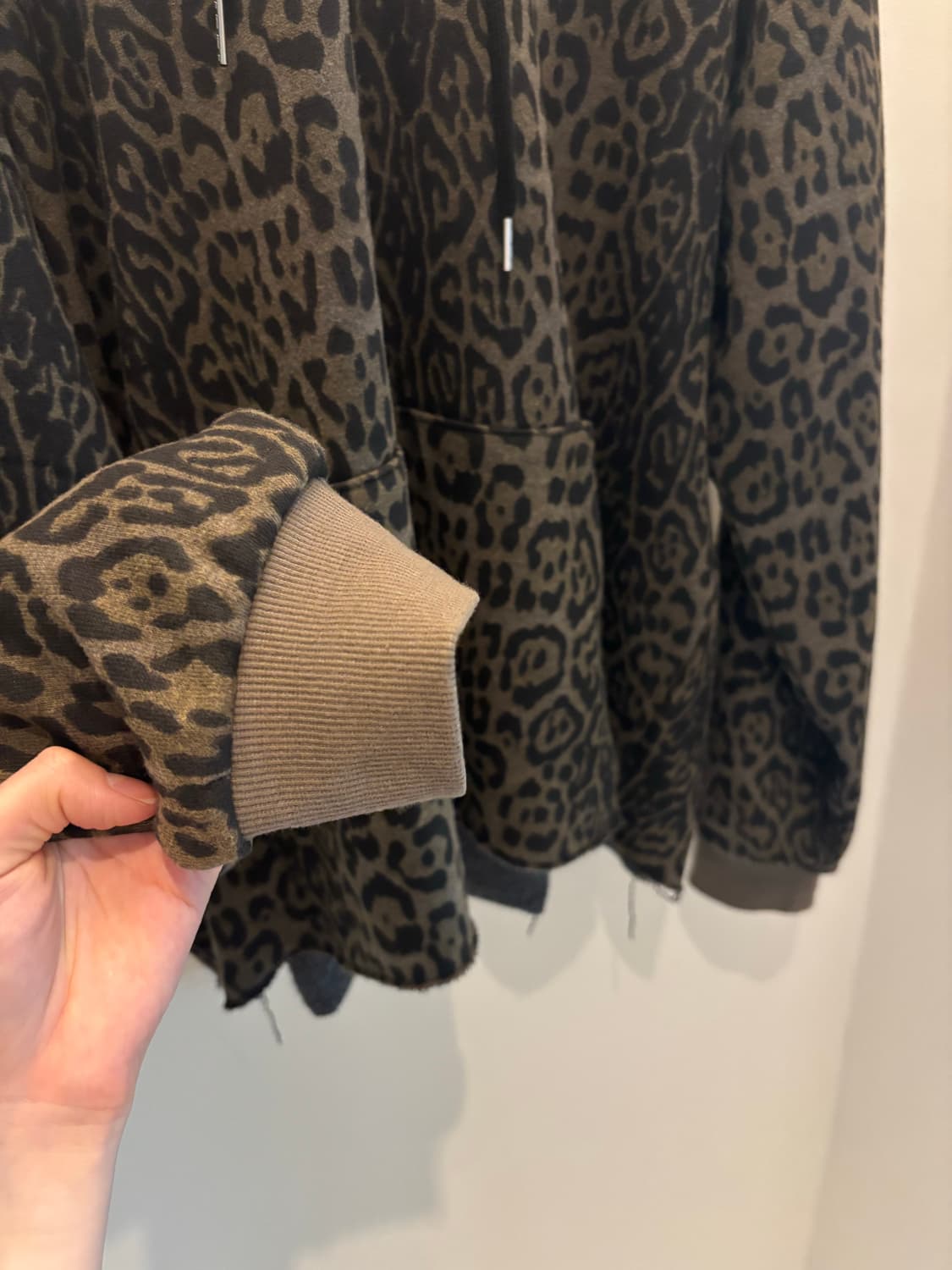 더 미스테리어스호텔 레오파드 후드티 상품이미지3