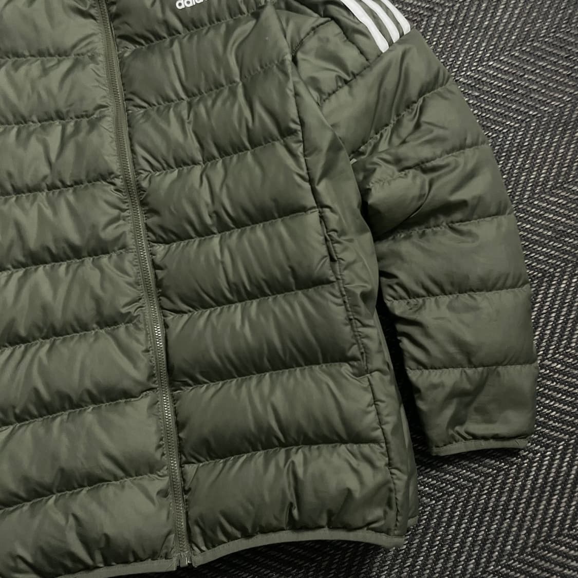 아디다스 우먼스 경량 덕 다운 푸퍼 패딩 카키o 4750 상품이미지2