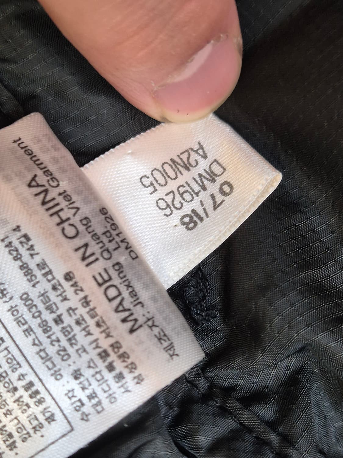 아디다스 여성 롱 봄버 패딩 L사이즈입니다. 엉덩이 덮는 기장이고, 얇은 상품이미지7