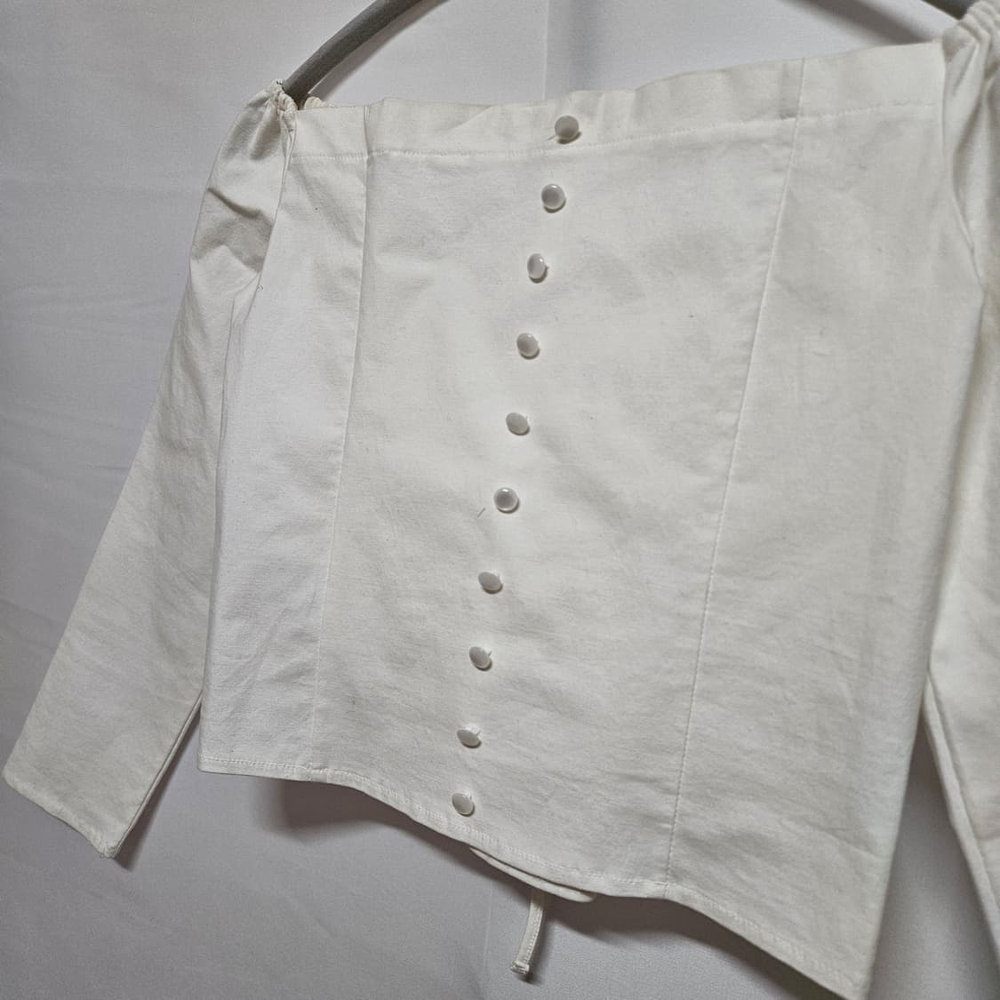 F 레터 프롬 문 오프숄더 블라우스 상품이미지2