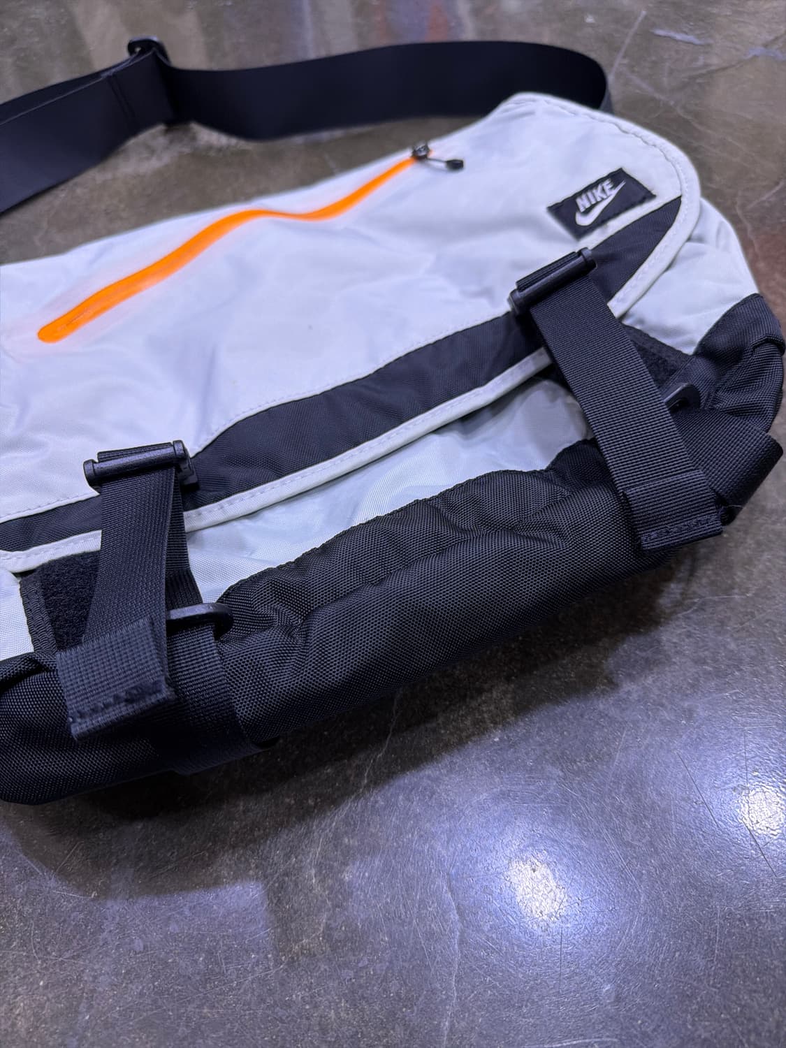 나이키 메신저백 화이트 블랙 오렌지 포인트 크로스백 상품이미지4