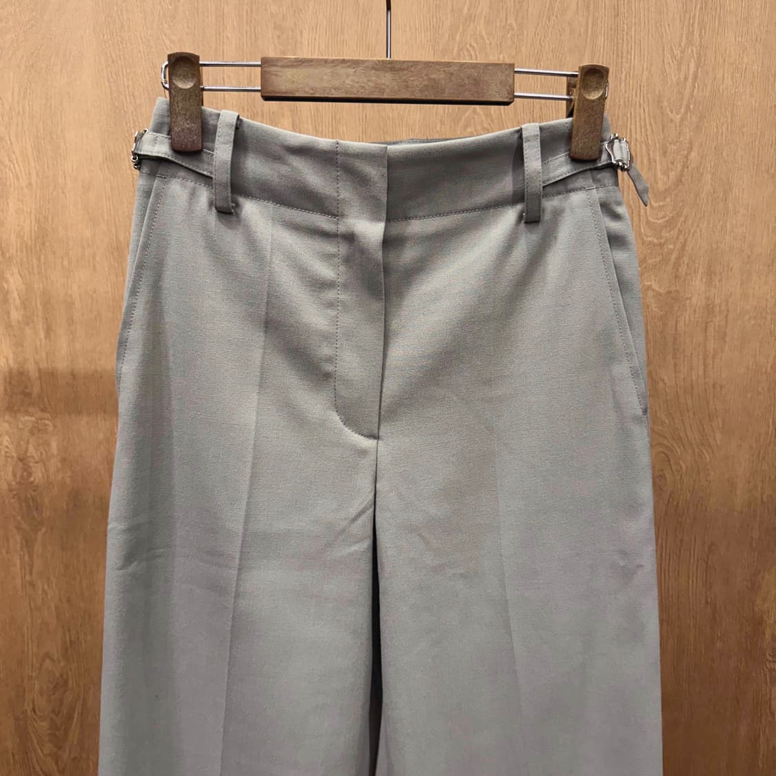 시스템 와이드 슬랙스 팬츠 투턱 핀척 디테일 사이드 어저스트 버클 그레이 상품이미지4