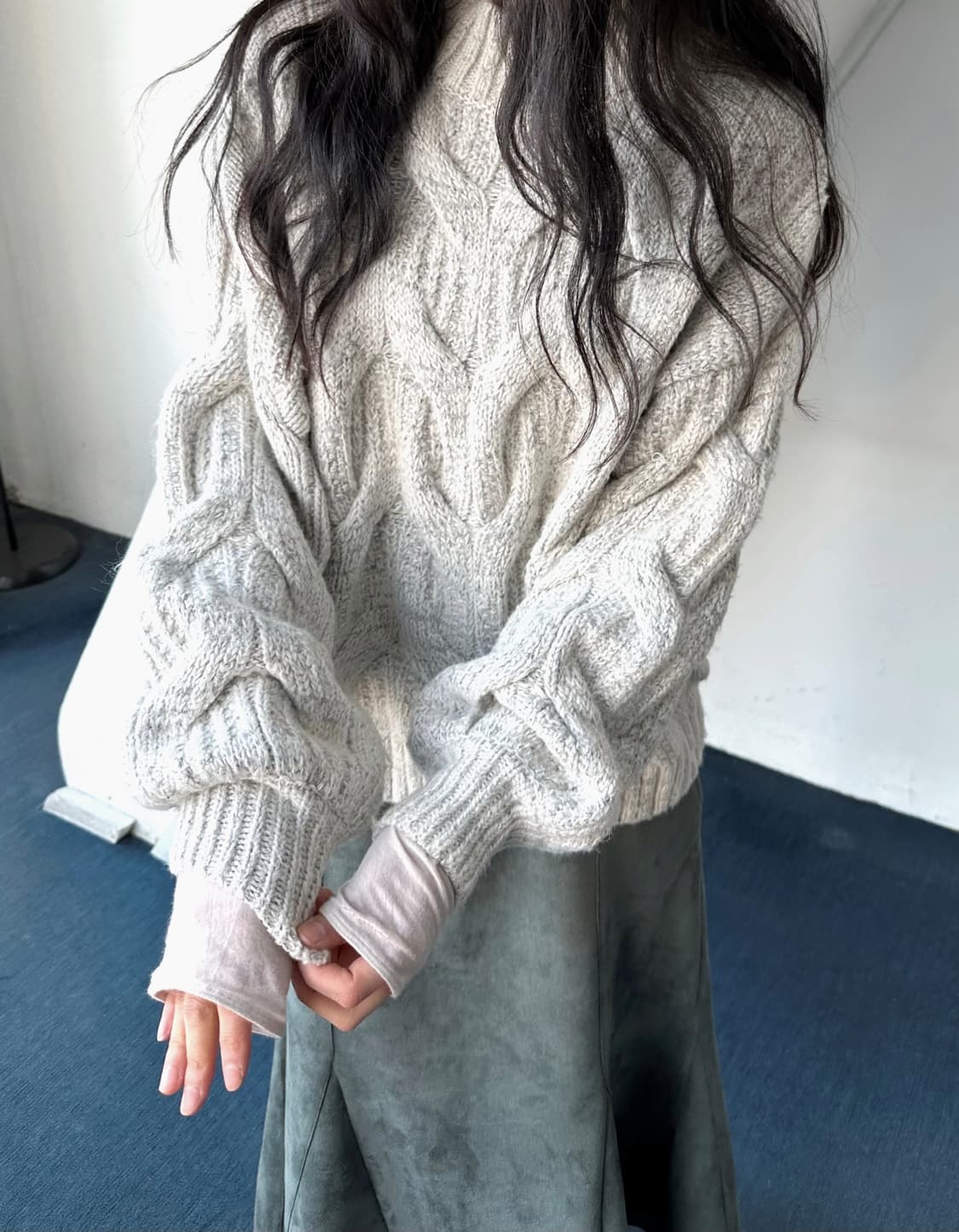 Design neck wide woven cloudy knit 상품이미지1