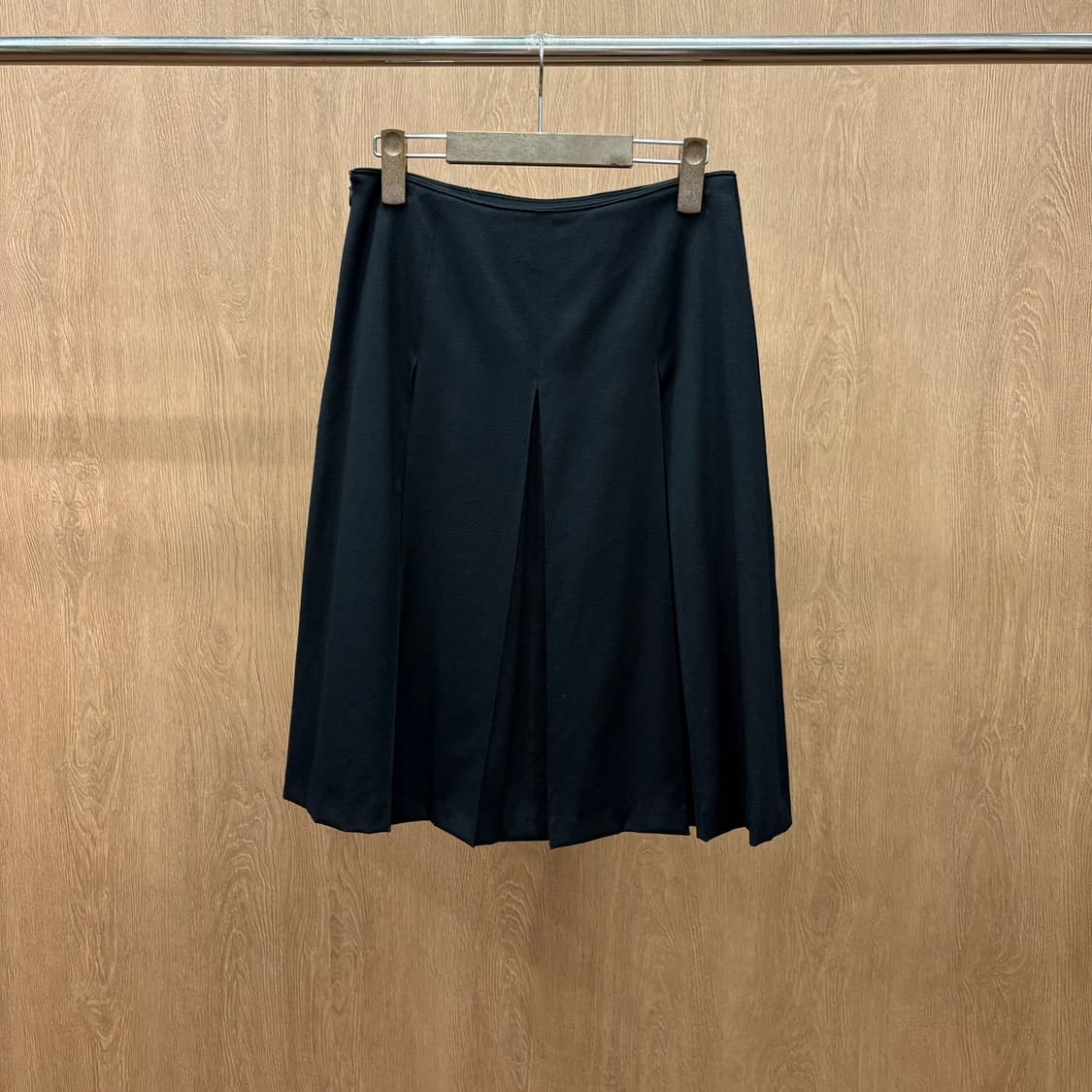 꾸레쥬 미디 스커트 박스 플리츠 미니 버클 디테일 A라인 매트 블랙 상품이미지3