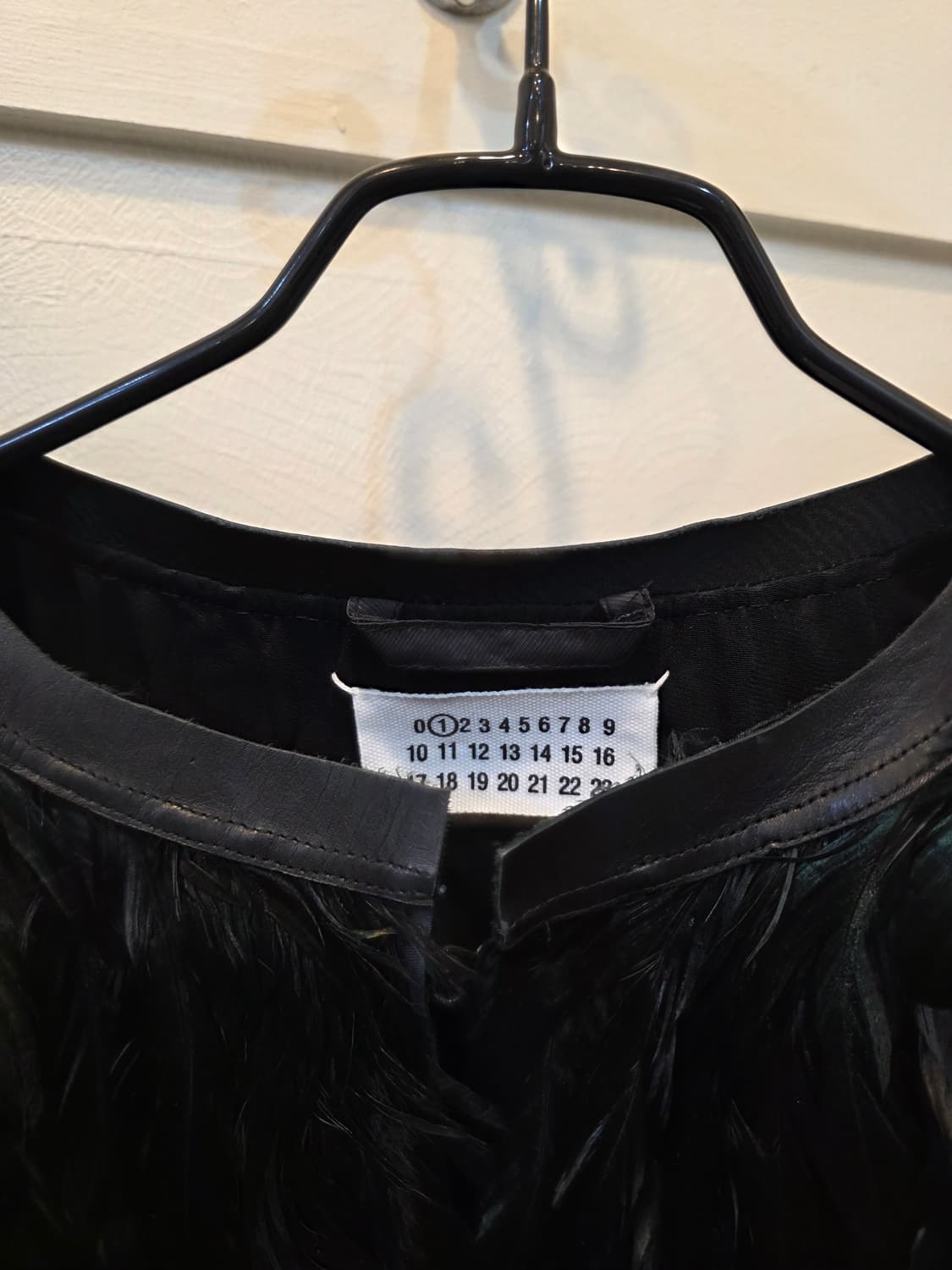 마르지엘라 블랙 깃털 장식  케이프가디건 상품이미지1