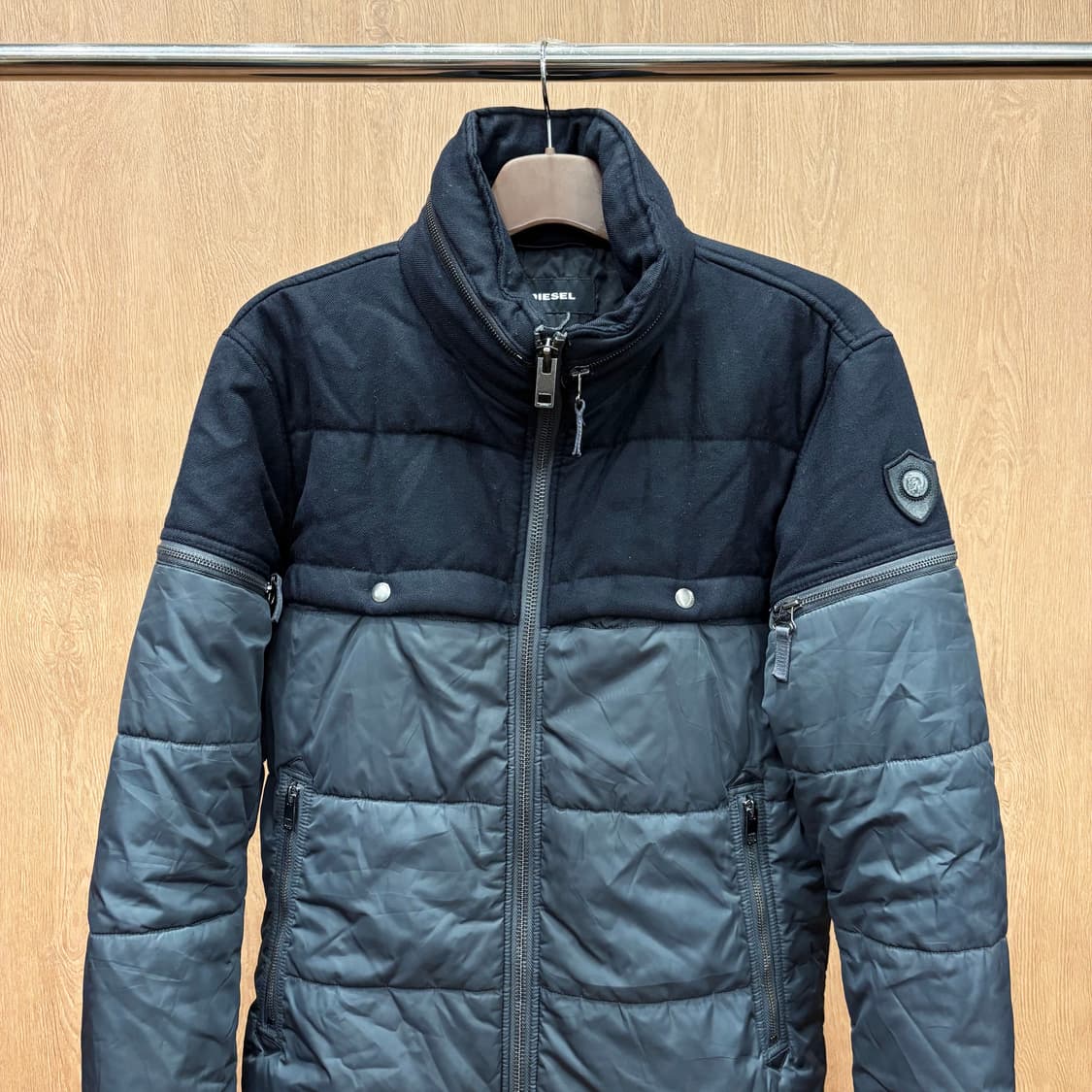 디젤 하이넥 패딩 점퍼 배색 울 퀄팅 숄더 로고 라운드 패치 디테일 블랙 상품이미지4