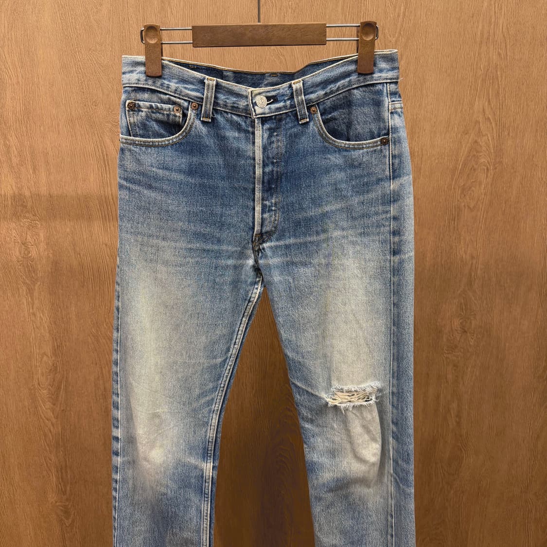리바이스 501 워싱 데님 팬츠 프레이드 포인트 밴딩 로고 디테일 중청 상품이미지3