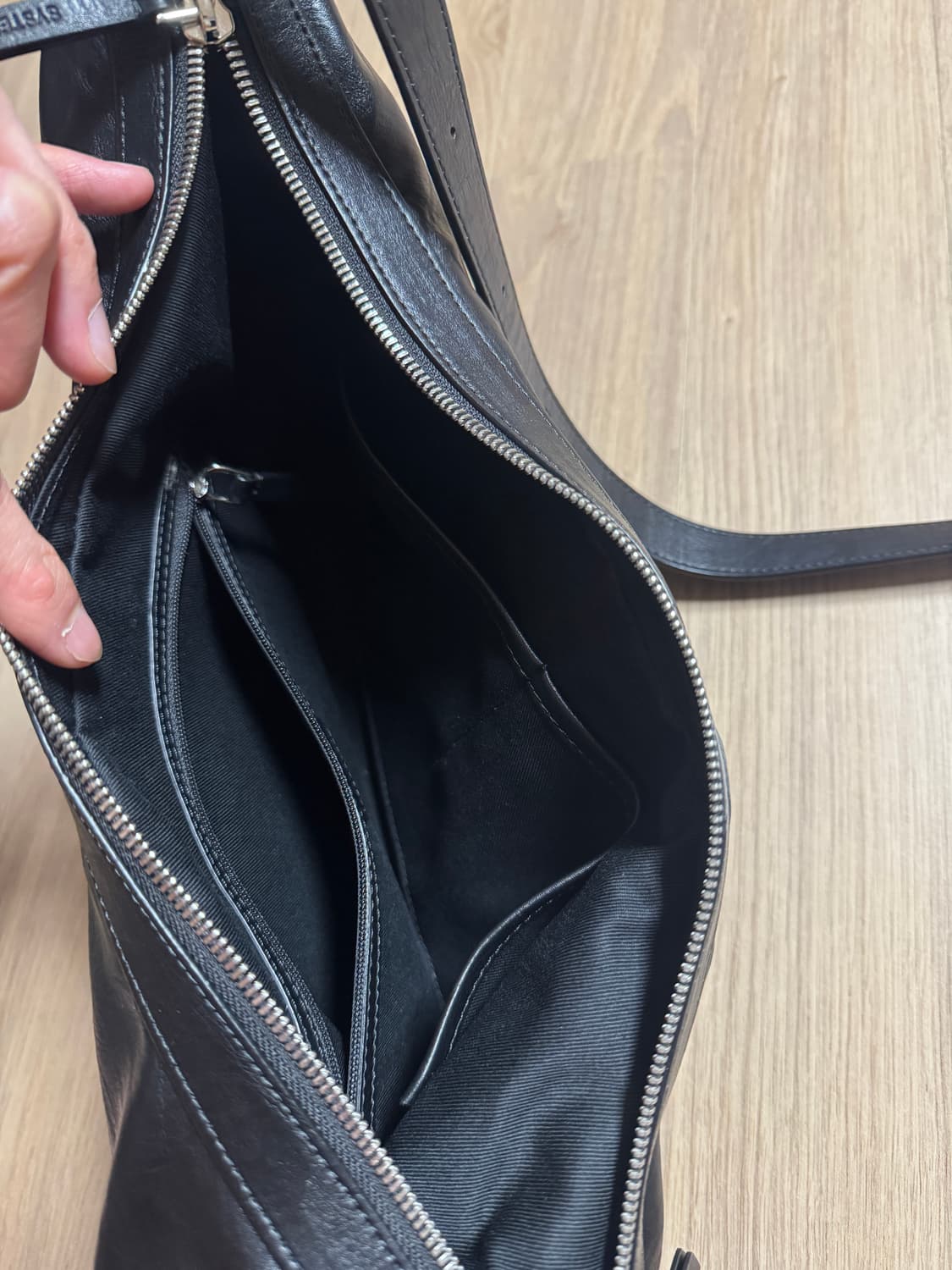 시스템옴므 25ss 레더 크로스백 가방 판매 상품이미지3