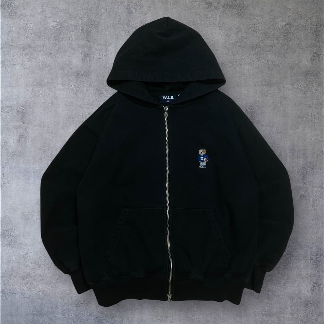 예일 스몰 로고 블랙 미니멀 후드 집업 상품이미지1