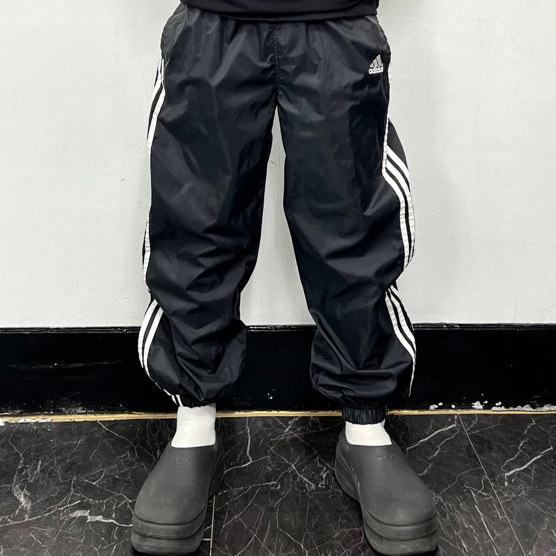 아디다스 00s 유광 블랙 삼선 와이드 조거 트랙팬츠 상품이미지2