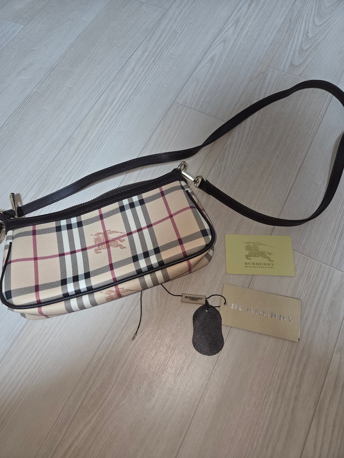 버버리 헤이마켓 체크 파우치 숄더백 상품이미지1