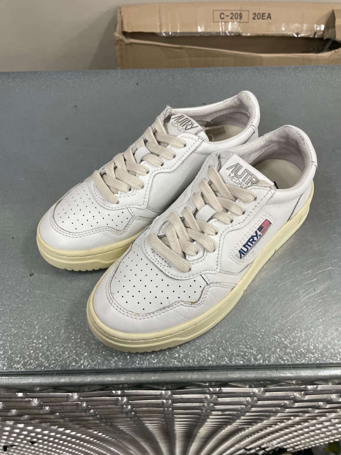 오트리 메달리스트 로우 화이트 36 상품이미지2